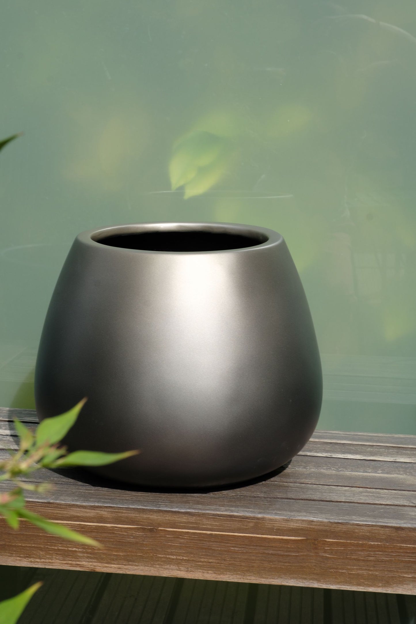 Cache pot en résine laqué bronze