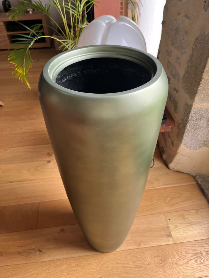 Pot en résine laqué vert olive