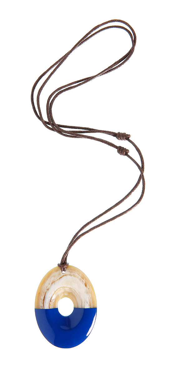 Pendentif en corne blanche et laqué bleu