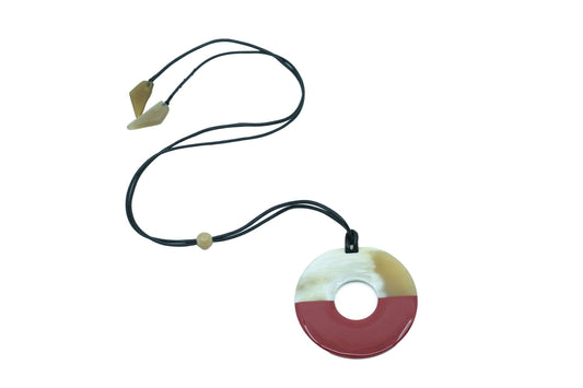 Pendentif en corne et laqué rouge  carmin