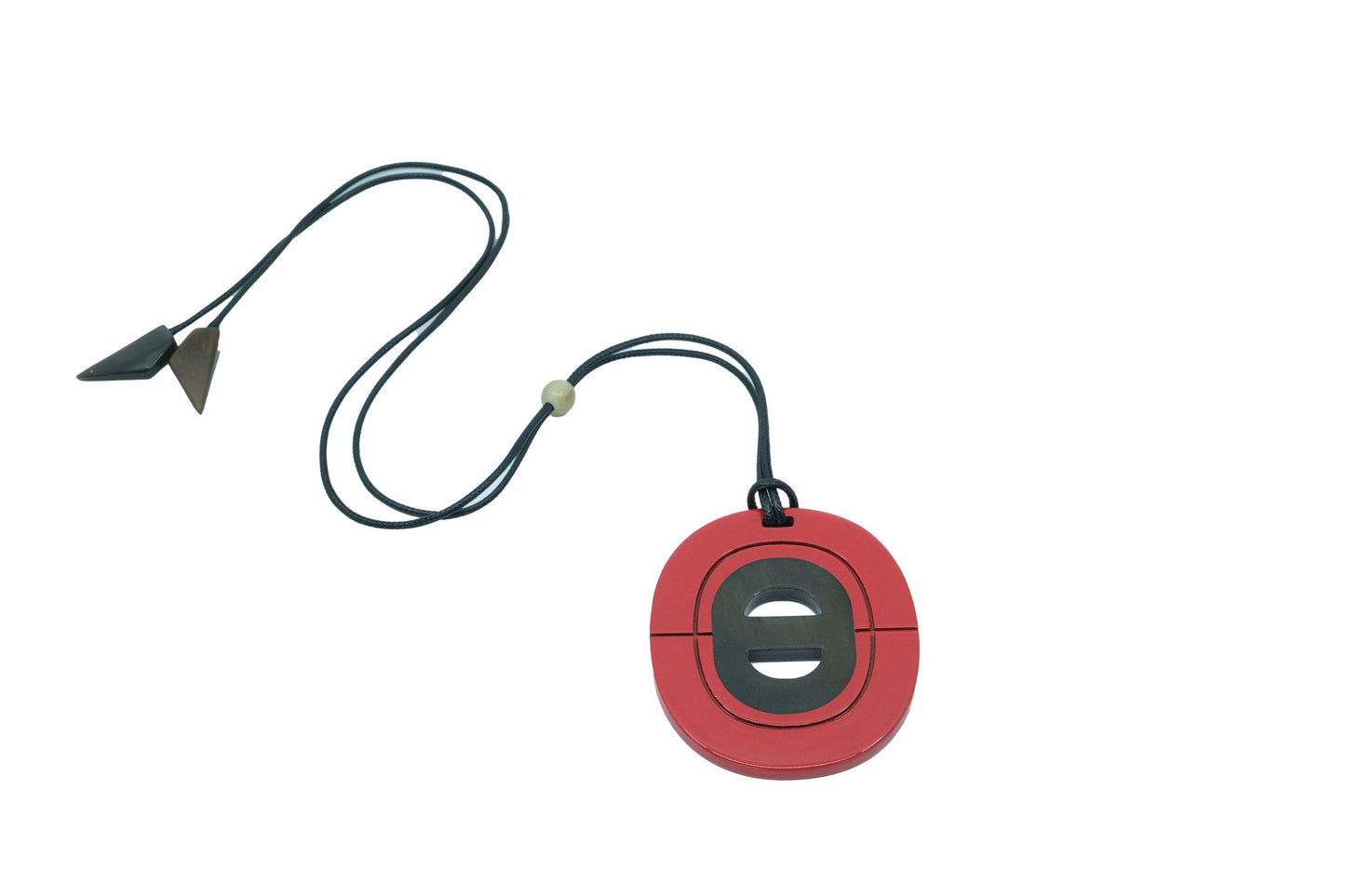 Pendentif  oval en corne laqué rouge et naturel au centre