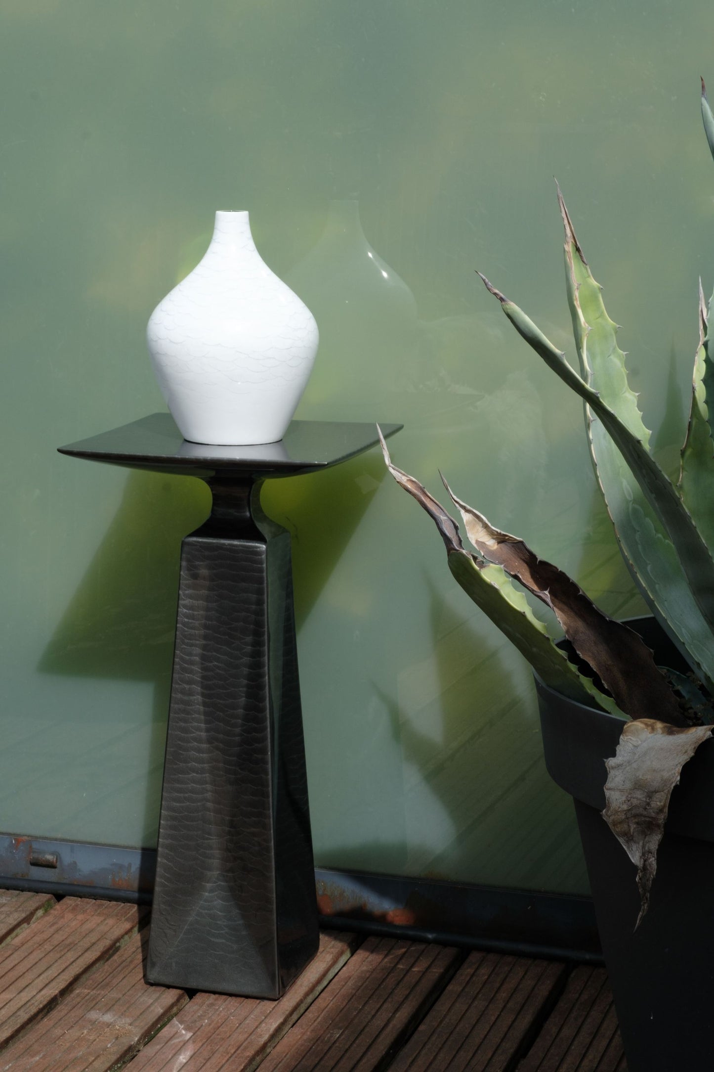 Table basse en résine sur pied laqué gris