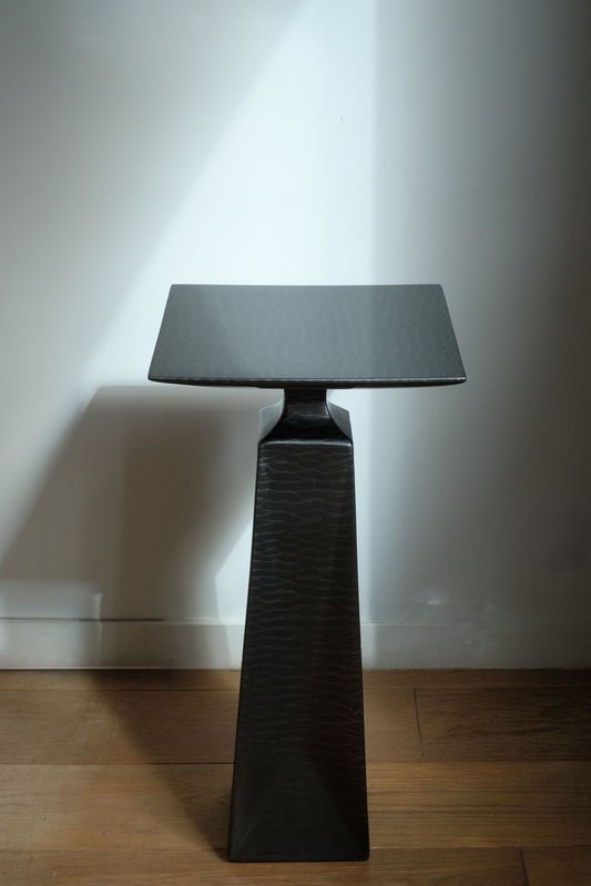 Table basse en résine sur pied laqué gris