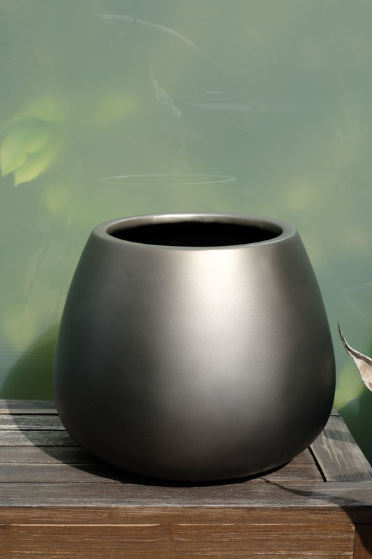 Cache pot en résine laqué bronze