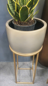 Pot laqué beige sur support métal