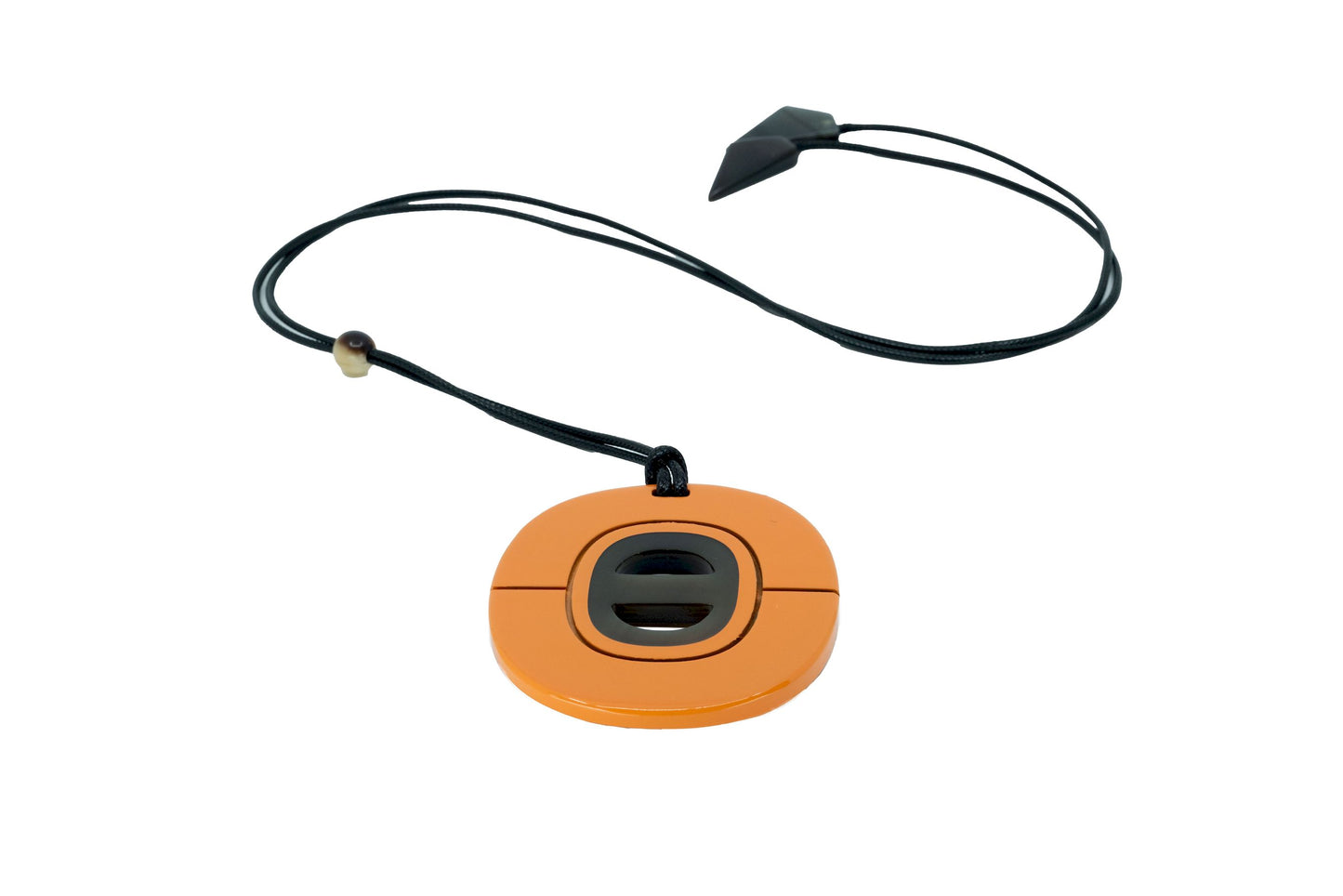 Pendentif  oval en corne laqué