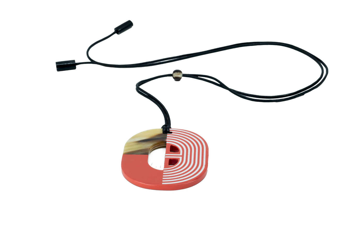 Pendentif  oval en corne laqué