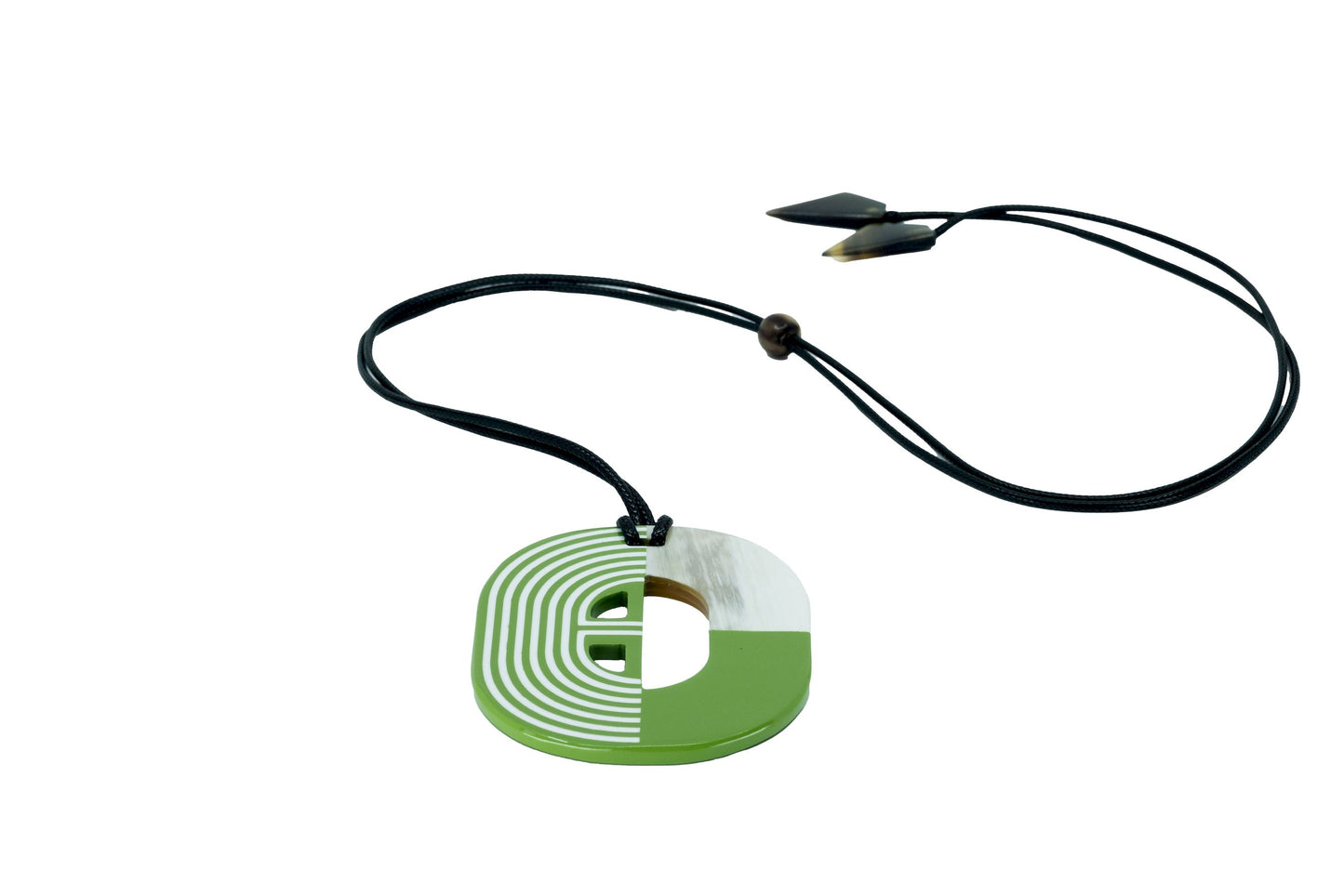 Pendentif  oval en corne laqué
