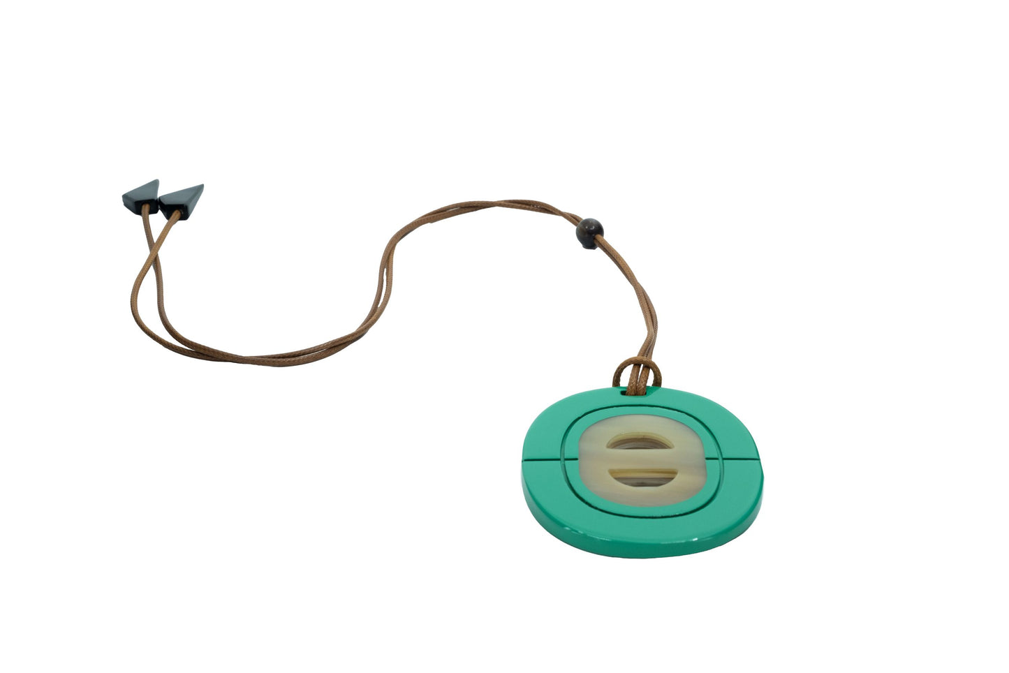 Pendentif  oval en corne laqué